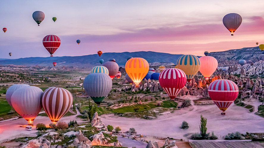 Capadocia: Paisajes de Ensueño y Globos Aerostáticos
